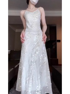 大码女装2024新款法式白色吊带气质高级感亮片闪闪仙女显瘦连衣裙
