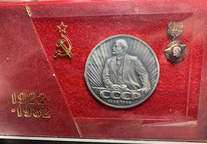 苏联勋章奖章 苏联建国60周年银章大铜章银质镀金珐琅带原盒一套