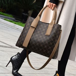 香港代购轻奢品牌包包2024新款中年女士真皮女包大容量单肩手提包