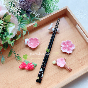现货日式创意可爱樱花小兔子草莓陶瓷筷子托筷架筷枕摆件 ZAKKA