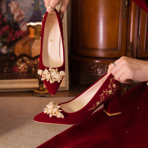 酒红色结婚鞋女新娘鞋绣花秀禾服婚纱两穿中式孕妇可穿粗跟不累脚