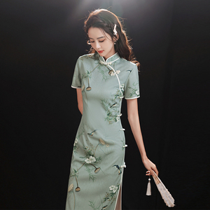 新中式复古旗袍改良老上海少女2024年轻款夏季绿色收腰立领连衣裙