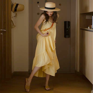 冷淡风黄色吊带连衣裙女2024年夏装新款小个子法式复古初恋茶歇裙