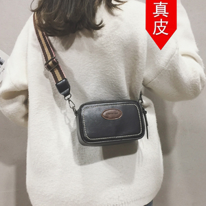 香港代购今年流行小包包女士2024新款真皮宽肩带斜挎小方包相机包