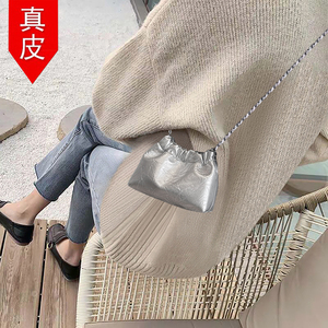 香港代购夏天小包包女式2024新款银色斜挎包设计感小众链条云朵包
