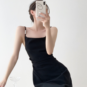 YAHI珍珠法式黑色连衣裙夏季新款收腰显瘦设计感小众性感吊带裙子