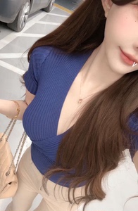 不费力的韩国欧尼穿搭性感v领低胸针织短袖上衣+卡其色休闲微喇裤
