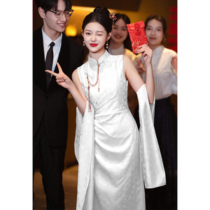 新中式旗袍披肩无袖女新娘晨袍白色订婚礼服领证登记连衣裙高级感