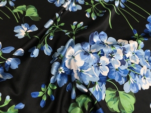 纯黑底蓝色时尚花卉图案数码喷绘桑蚕丝面料19姆米宽幅真丝缎布料