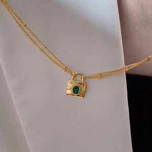 原创轻奢复古绿宝石小金锁双层项链时尚小众高级设计锁骨链毛衣链
