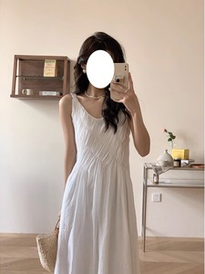 茶系法式白色吊带连衣裙女夏季新款韩式宽松高腰褶皱小众显瘦裙子