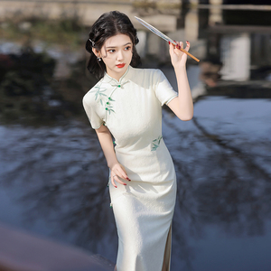 改良版旗袍新款2024年轻款夏季刺绣白色中长款高端气质少女中国风