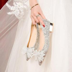 银色水晶新娘婚鞋女2023新款伴娘低跟金色孕妇大码肥脚宽胖平底鞋