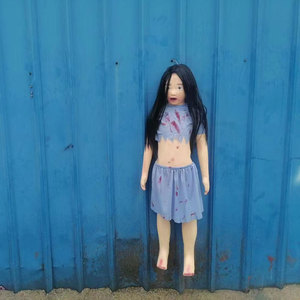 万圣节恐怖1米小女孩吊尸鬼屋乳胶假人装饰密室逃脱娃娃道具