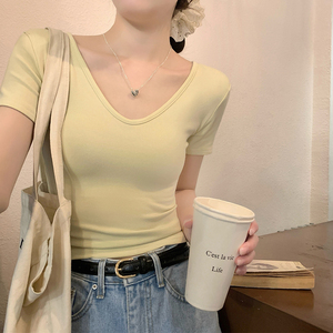 奶黄色V领t恤女短袖正肩夏季设计感前后两穿低领修身纯欲短款上衣
