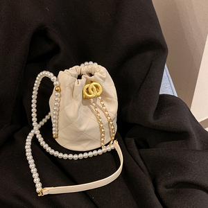 泰国lyn小香风菱格链条包包2023新款潮牌女包单肩斜挎珍珠水桶包