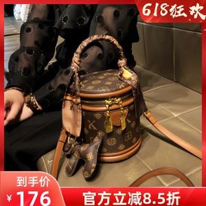 香港品牌包包女士2024新款时尚手提单肩包真皮斜跨圆筒水桶包小包