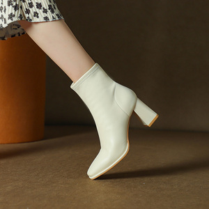 惠州英伦风小皮鞋女短靴2023年新款粗高跟薄底短筒小个子白色靴子
