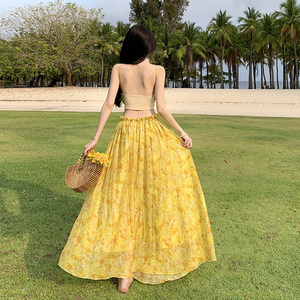 三亚海边拍照长裙露背收腰花色沙滩裙氛围感日落柠檬黄吊带连衣裙