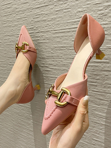 新款金属扣尖头凉鞋侧中空小高跟鞋设计感法式仙女风浅口粉色单鞋