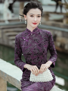妈妈旗袍长款紫色2024年新款秋冬日常可穿冬中老年盘扣复古款长袖