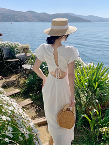 纯欲法式小众白色泡泡袖高级感茶歇连衣裙女夏海边度假露背沙滩裙
