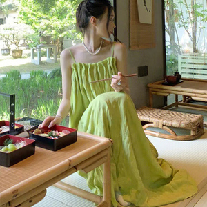 法式绿色吊带连衣裙女夏超仙高级感绝美气质三亚海边度假沙滩长裙