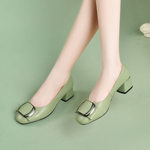 豆豆鞋女2024年春季新款粗跟软皮妈妈鞋软底真皮绿色中跟浅口单鞋