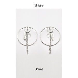 Shiitake诗塔克设计师品牌铭牌水晶链条圆形耳夹