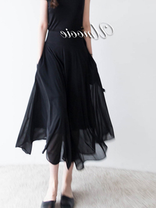 不同之处在于这条半裙的用料是 针织型雪纺纱 黑色飘逸半身裙女夏