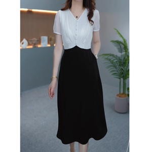 淇菲女装法式赫本风短袖减龄连衣裙2024夏季新款大码遮肚小黑裙子