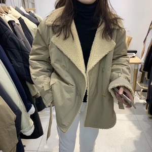 韩国冬新款复古双排扣时尚宽松加厚保暖翻领收腰羊羔绒外套短款女