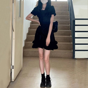 法式气质收腰赫本风黑色连衣裙女夏新款设计感修身小个子学生短裙