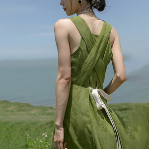 气茶歇质无袖绿色吊带连衣裙新款女神范高级设计感显瘦美背长裙子