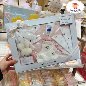 日本制阿咔匠的城24春新生婴儿宝宝礼盒纯棉马甲袜子摇铃口水巾