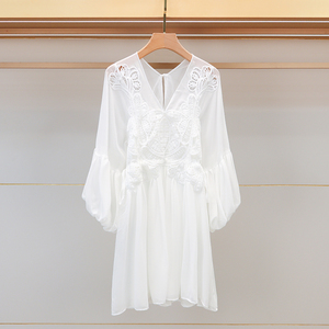 秋装法式23新款灯笼袖V领刺绣白色仙女裙子雪纺蕾丝花边连衣裙女