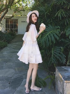 今年流行蕾丝连衣裙2024夏季新款法式泫雅风超仙V领白色短裙女