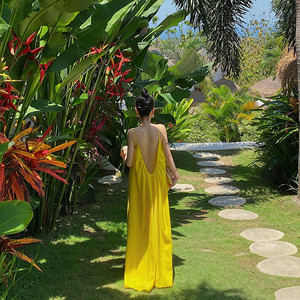 巴厘岛沙滩裙女2023新款三亚海边度假连衣裙性感露背超仙连衣裙长
