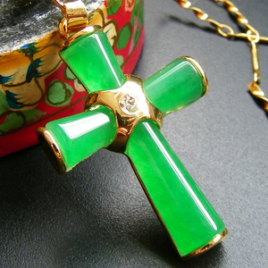 天然吊坠翡翠玉石镶嵌钻石挂件绿色十字架镀金镶嵌项链情侣