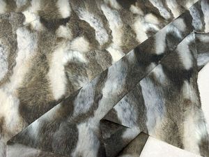 化纤面料 春夏薄款 浅灰色底松石绿色抽象羽毛图案印花时装布料