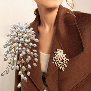 精致女胸针冬欧美气质西装外套珍珠配件高档别针饰品高级胸花配饰
