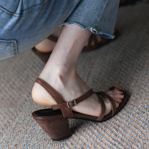 棕色罗马一字带凉鞋女2024年新款夏季法式复古高跟鞋露趾粗跟女鞋