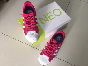 adidas阿迪达斯NEC女款网面贝壳头白标平底休闲鞋骚粉色