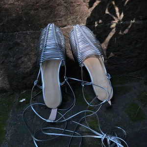 侘寂之美！小众编织绑带罗马鞋银色包头平底波西米亚凉鞋度假女夏