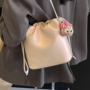 韩国洋气褶皱珠光水桶包包女2024新款夏季时尚百搭单肩斜挎包小包
