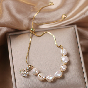 巴洛克轻奢淡水珍珠手链女韩国新款水晶天鹅挂坠拉伸手串时尚手环