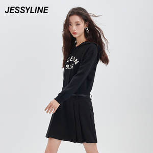 jessyline冬季专柜新款女装 杰茜莱黑色字母连帽连衣裙 342211089