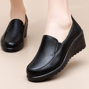 妈妈鞋坡跟女士皮鞋酒店厨房防滑工作鞋软底舒适上班黑色鞋子防水