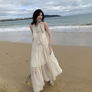 泰国度假连衣裙夏季三亚海边宽松显瘦挂脖沙滩裙超仙飘逸大码长裙