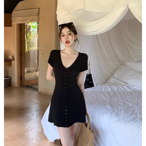法式高级感v领黑色连衣裙女夏季新款气质度假风收腰沙滩针织短裙